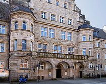 Der Standort Ost ist die Anlaufstelle für Menschen aus Langendreer und Werne, die Leistungen des Jobcenters beziehen. das Bild zeigt das alte Rathaus in Langendreer. Dort befindet sich der Standort Ost. Hierhin kommen die Menschen aus Langendreer und Werne, die Leistungen des Jobcenters beziehen.