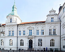 Der Standort Wattenscheid ist die Anlaufstelle für Menschen aus Wattenscheid, die Leistungen des Jobcenters beziehen. Das Bild zeigt das alte Rathaus in Wattenscheid. Dort befindet sich der Jobcenter-Standort Wattenscheid. Hierhin kommen die Menschen aus Wattenscheid, die Leistungen des Jobcenters beziehen.