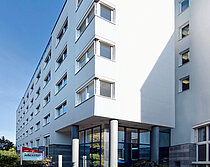 Der Standort Mitte ist die Anlaufstelle für die meisten Menschen in Bochum. Das Bild zeigt das Kappel-Gebäude in der Universitätsstraße 74. Dort befindet sich der Standort Mitte. Hierhin kommen die meisten Menschen, die Leistungen des Jobcenters beziehen.