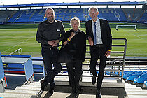 Das Bild zeigt Georg Sondermann (rechts) und die FbW-Koordinatoren Kai Herrmann und Katrin Steinhauer auf der Bildungsmesse im Ruhrstadion.